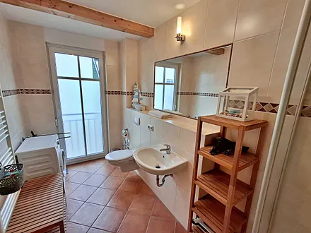 großzügiges Tageslicht-Bad mit DU/WC, Waschmaschine