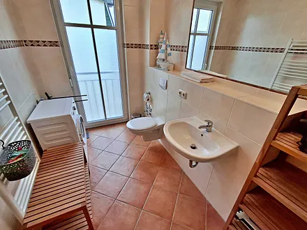 großzügiges Tageslicht-Bad mit DU/WC, Waschmaschine