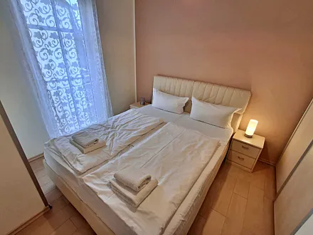 1. Schlafzimmer mit Doppelbett und Kleiderschrank