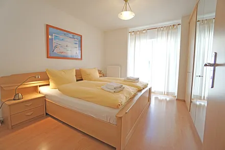 Schlafzimmer mit Doppelbett