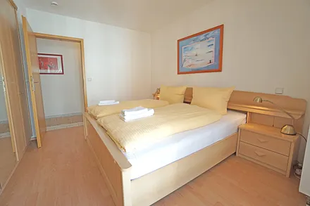 Schlafzimmer mit Doppelbett