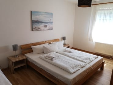 Schlafzimmer mit zusätzlichem Schlafsofa für 1 weitere Person