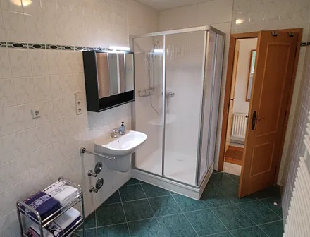 großes Badezimmer mit Toilette