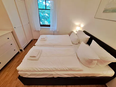 Schlafzimmer mit Doppelbett