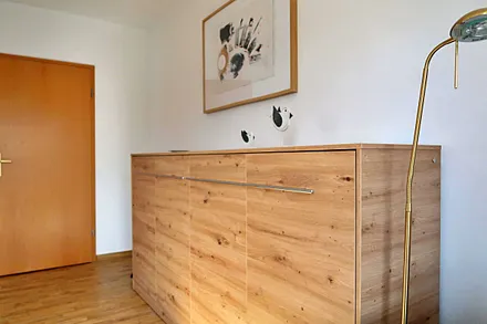 Schrankbett im Wohnzimmer