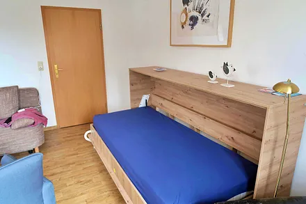Klappbett im Wohnzimmer geöffnet