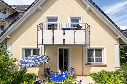 Ansicht vom Garten auf den Balkon