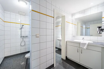 Bad mit Dusche und sep. WC