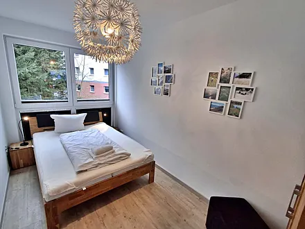 2. Schlafzimmer mit kleinerem Bett (1,40 m breit x 2 m lang)