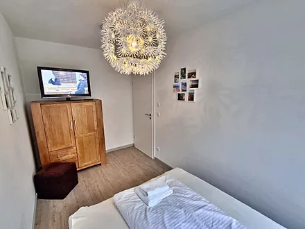 2. Schlafzimmer mit kleinerem Bett (1,40 m breit x 2 m lang)