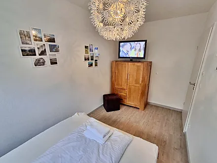 2. Schlafzimmer mit kleinerem Bett (1,40 m breit x 2 m lang)