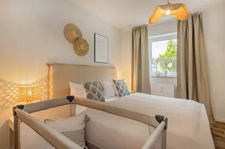 Hauptschlafzimmer mit Kinderreisebett