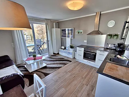 Wohn- und Essbereich mit Zugang zum Balkon