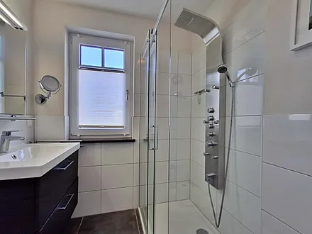 Tageslicht-Bad mit DU/WC