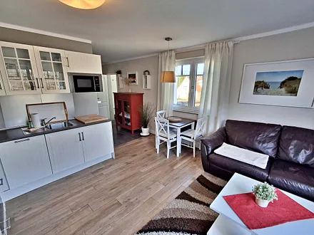 Wohn- und Essbereich mit Zugang zum Balkon