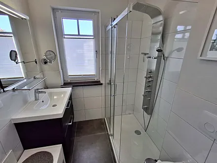 Tageslicht-Bad mit DU/WC