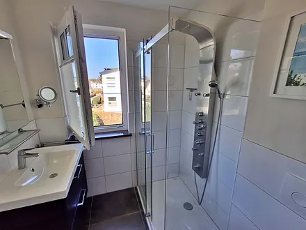 Tageslicht-Bad mit DU/WC