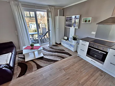 Wohn- und Essbereich mit Zugang zum Balkon