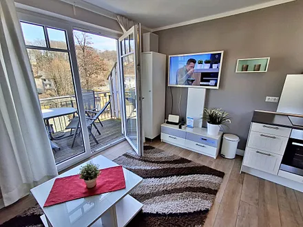 Wohn- und Essbereich mit Zugang zum Balkon