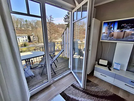 Wohn- und Essbereich mit Zugang zum Balkon