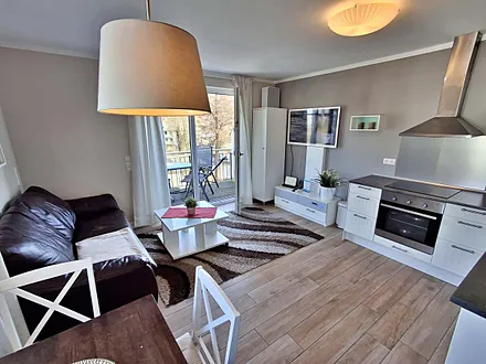 Wohn- und Essbereich mit Zugang zum Balkon