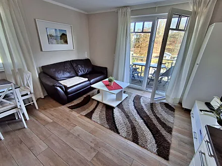 Wohn- und Essbereich mit Zugang zum Balkon