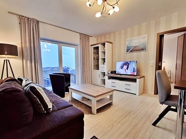 Wohn- und Essbereich mit Zugang zur Terrasse