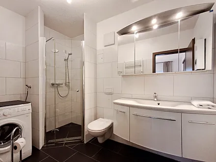 Badezimmer mit DU/WC und Waschmaschine