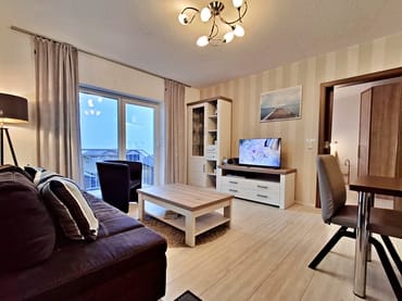 Wohn- und Essbereich mit Zugang zur Terrasse