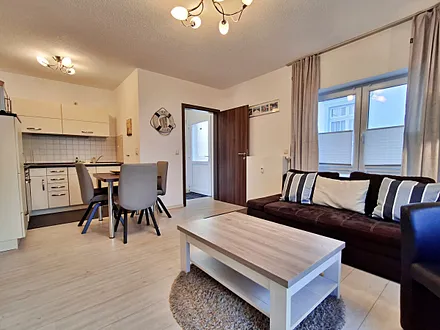 Wohn- und Essbereich mit Zugang zur Terrasse