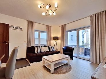 Wohn- und Essbereich mit Zugang zur Terrasse