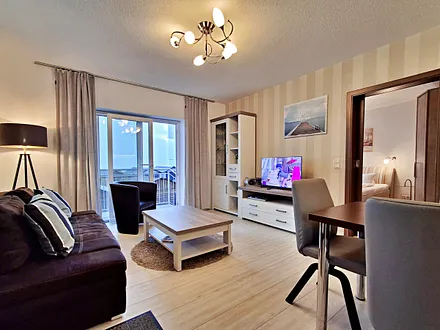 Wohn- und Essbereich mit Zugang zur Terrasse