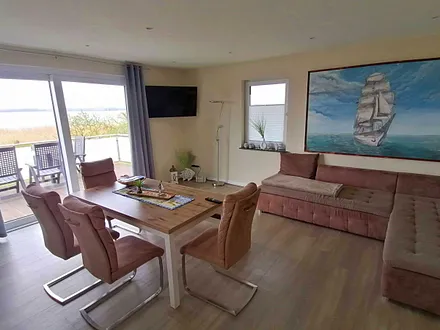 Wohn- und Essbereich mit gemütlicher Couch, Küchenzeile, Zugang zur Hochterrasse