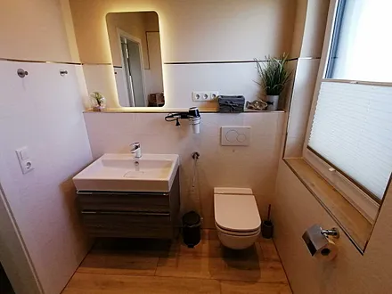 modernes Badezimmer mit ebenerdiger Dusche und WC