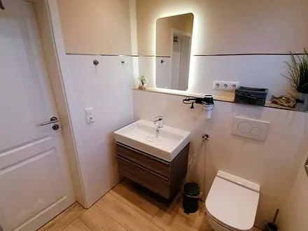 modernes Badezimmer mit ebenerdiger Dusche und WC