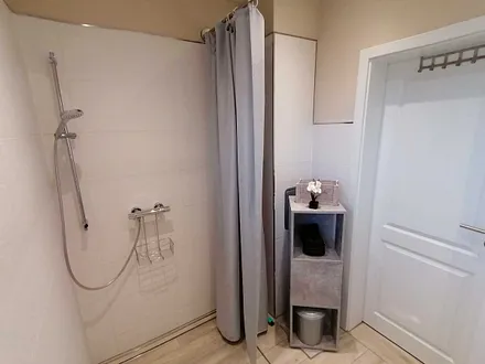 modernes Badezimmer mit ebenerdiger Dusche und WC