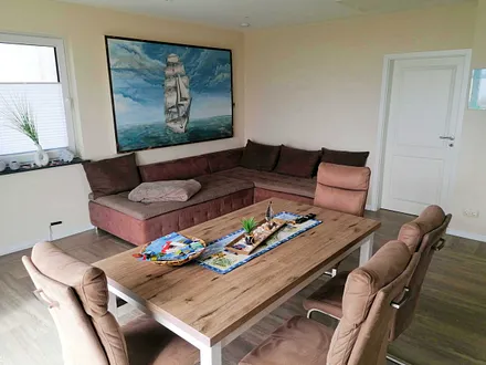 Wohn- und Essbereich mit gemütlicher Couch, Küchenzeile, Zugang zur Hochterrasse