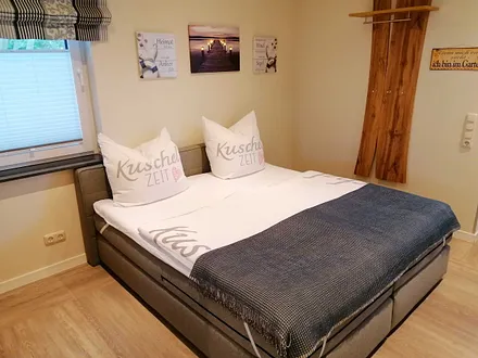 Schlafzimmer mit Doppelbett und Kleiderschrank