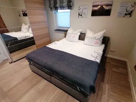 Schlafzimmer mit Doppelbett und Kleiderschrank