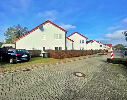 Außenansicht mit Parkplatz