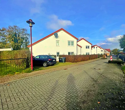 Außenansicht mit Parkplatz