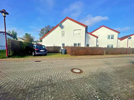 Außenansicht mit Parkplatz