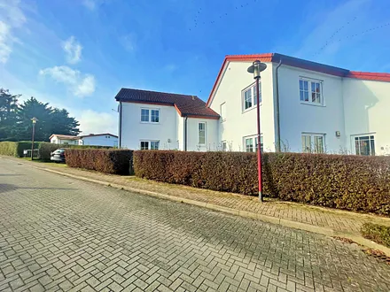 Außenansicht mit Parkplatz