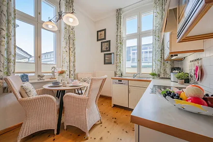 Küchenzeile mit Esstisch