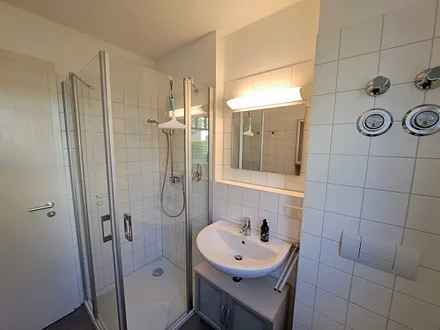 geräumiges Tageslicht-Bad