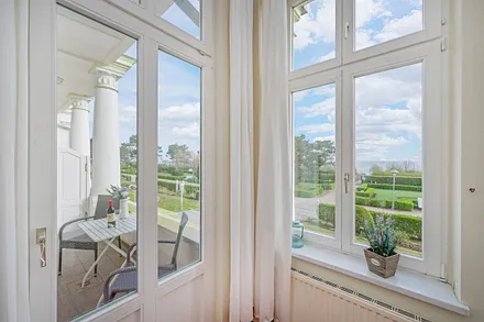 Blick auf die Terrasse und Promenade