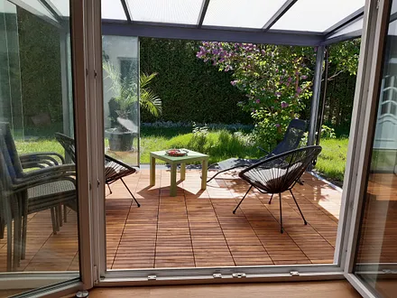 Wintergarten mit Holzfußboden