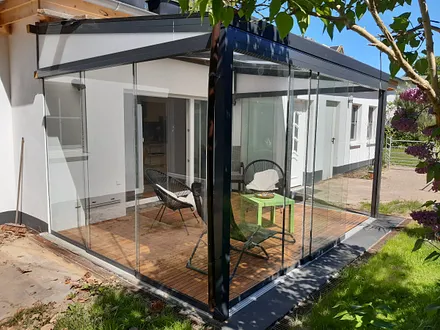 Vorderfront des Bungalows mit Wintergarten