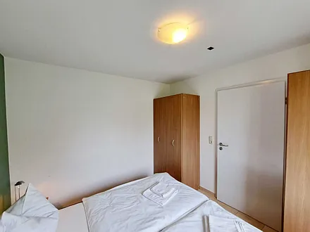 Schlafzimmer mit Doppelbett und Kleiderschrank