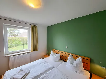 Schlafzimmer mit Doppelbett und Kleiderschrank